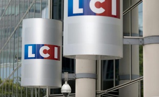 Logo de la chaîne LCI, le 29 juillet 2014, à l'entrée de la tour TF1 à Boulogne-Billancourt, près de Paris