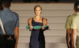 La nageuse Federica Pellegrini apporte le drapeau italien lors de la cérémonie d'ouverture des Mondiaux de Rome, le 18 juillet 2009.