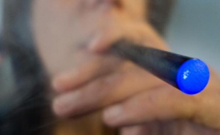 Des millions d'Européens et d'Américains l'ont essayée et beaucoup sont sortis des griffes du tabac grâce elle: la cigarette électronique attise intérêt et controverse à l'heure où Bruxelles et Washington projettent de la réglementer plus strictement.