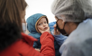Les enfants sont testés trois fois par semaine, parfois plus pour pouvoir aller à l'école.