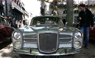Rassemblement de véhicules anciens, ici une Facel Vega, aux Quinconces à Bordeaux le 4 mai 2014