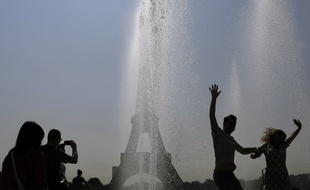Des touristes se rafraîchissant du côté du Trocadéro