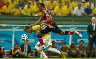 Zuniga au duel avec Neymar le 4 juillet 2014.