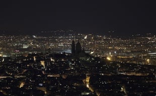 La basilique du Sacré Coeur de Montmartre, à Paris, éteinte lors de l'édition 2019 du Earth Hour.