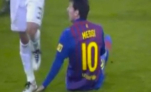 Capture d'écran, Pepe marche sur la main de Lionel Messi, le 18 janvier 2012 à Madrid.