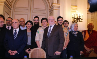 Lors de la signature de la charte, en présence des ministres de l'Education nationale et de l'Intérieur, mais aussi de Latifa Ibn Ziaten, la mère d'une des victimes de Mohamed Merah.