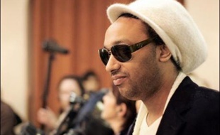 Le rappeur Doc Gynéco, conspué lors d'un concert à Genève pour son soutien à Nicolas Sarkozy et "psychologiquement touché par cette affaire", a annulé le spectacle qu'il devait donner vendredi soir à Bandol (Var), a-t-on appris vendredi auprès des organisateurs.