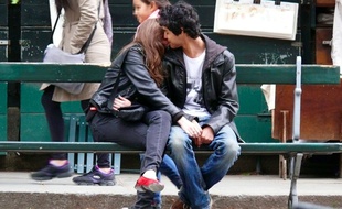 Illustration d'un couple d'adolescents.