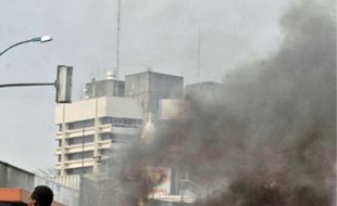Des partisans d'Alassane Ouattara dans les rues d'Abidjan, hier.