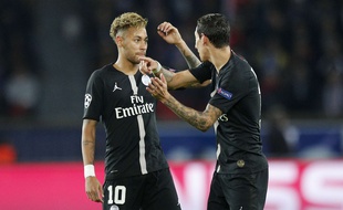 Neymar et Di Maria en pleine discussion contre Naples.
