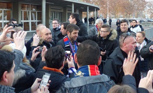 Six ans après son départ de Lyon, Juninho a vécu un bain de foule au milieu des supporters avant OL-Angers samedi.