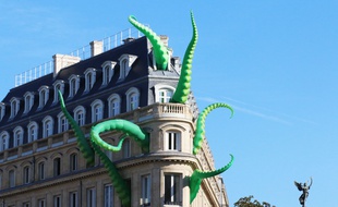 Cette oeuvre d'art a été installée aux fenêtres de l'immeuble du CIVB à Bordeaux pour le festival Climax.