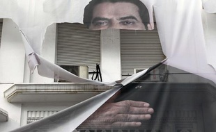 Un portrait de l'ex-président tunisien Ben Ali déchiré dans le centre de Tunis le 16 janvier 2011.