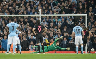 Sergio Agüero a raté son penalty lors de la première période de Manchestger City-PSG, le 12 avril 2016.