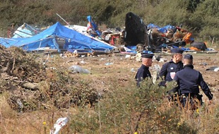 Les logements de fortune de la «jungle de Calais» ont été détruits après l'évacuation par les forces de l'ordre mardi 22 septembre 2009.