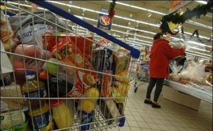 Les consommateurs font de plus en plus leurs achats alimentaires en fonction du prix et sont plus nombreux à aller dans les magasins de hard discount, selon le baromètre annuel de l'alimentation du Credoc, réalisé pour le ministère de l'Agriculture.