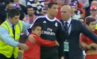 Cristiano Ronaldo en compagnie d'un enfant ayant pénétré sur le terrain de Getafe, le 1er novembre 2O14.