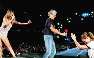 Taylor Swift réunit Julia Roberts et la chanteuse Joan Baez lors de sa tournée 1989 samedi 15 août 2015.