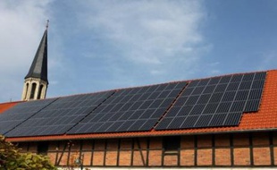 La ville universitaire allemande de Marburg (ouest) a annoncé avoir voté une "charte" obligeant les propriétaires de bâtiments anciens à installer des panneaux solaires sur leur toit lors des travaux de rénovation.