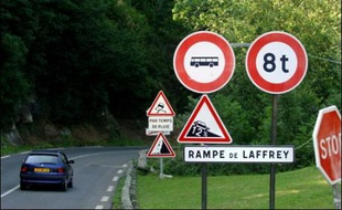 "C'est un scandale, chaque semaine, il y a des accidents", tempête un habitant du hameau du Grand Pont, situé au pied de la descente de Laffrey à Vizille (Isère), où un car de pèlerins polonais a quitté la route dimanche et s'est écrasé 20 mètres plus bas au bord d'un torrent, faisant 26 morts.