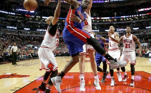 Reggie Jackson (au centre) de Detroit face aux Bulls