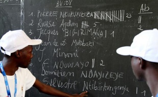 Des membres de la Commission électorale nationale indépendante comptent les voix à un bureau de vote à l'Université du Burundi à Bujumbura le 21 juillet 2015