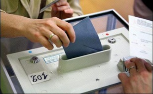 Quarante-six pour cent des électeurs affirment qu'ils voteront au second tour de l'élection présidentielle par rejet de l'autre candidat, contre 51% par adhésion au candidat qui recevra leur suffrage, selon une étude TNS Sofres pour RTL et Le Monde, rendue publique dimanche.