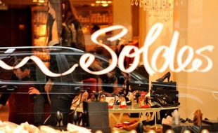 Une femme dans une boutique à Lille à l'ouverture des soldes, le 26 juin 2013