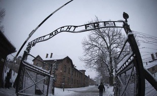 L'entrée de l'ancien camp de concentration nazi d'Auschwitz-Birkenau à Oswiecim, en Pologne, le 25 janvier 2015