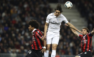 Cavani (PSG), à la lutte avec Dante (Nice)