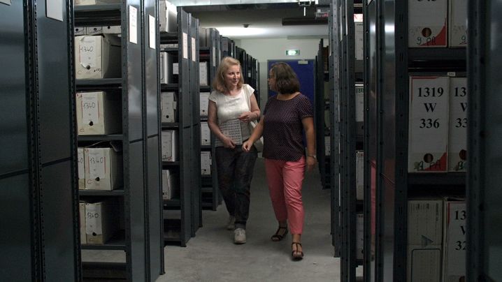 La réalisatrice Jarmila Buzkova aux archives départementales de La Réunion lors du tournage du documentaire «Les 30 courageuses de La Réunion : une affaire oubliée».