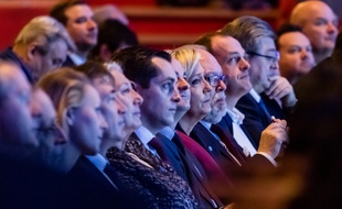 Des membres du Front national entourent Marine Le Pen, candidate FN à la présidentielle de 2017, le 4 février 2017 à Lyon