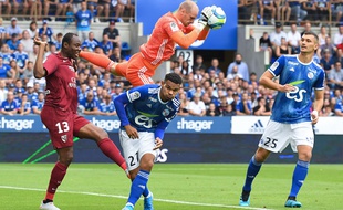 Matz Sels capte le ballon : le RC Strasbourg maîtrise les débats face au FC Metz.