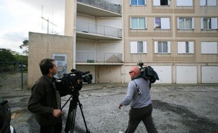 Des équipes de télévision filment le 15 avril 2009 à Banyuls-sur-Mer l'immeuble où vivait le couple d'une cinquantaine d'années inculpé et écroué la veille pour maltraitance sur huit de leurs enfants dont deux adolescentes.