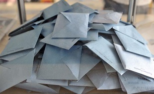 Illustration urne et enveloppes. Vote.