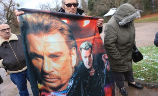 Des Strasbourgeois et les clubs de bikers rendent hommage à Johnny Hallyday à Strasbourg, le 9 décembre 2017.