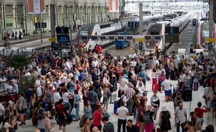 L'affluence dans les gares contraste avec la disparition des guichets