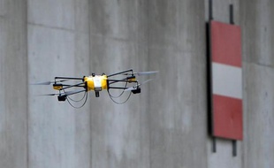Un drone de la SNCF survole le viaduc de Roquemaure à Orange, le 5 novembre 2013. Dans les prochaines semaines, ce sera autour de la Police de Paris d'expérimenter la technologie en marge d'une rencontre sportive.