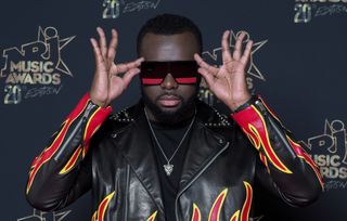 Ma tre Gims Le rappeur se d voile enfin sans ses lunettes de soleil