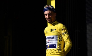 Julian Alaphilippe sur le podium du maillot jaune, le 19 juillet 2019 à Pau.