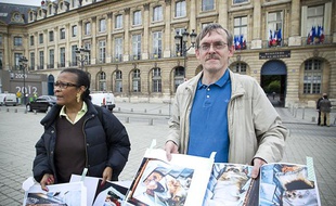 Le 16 juillet 2012. Hervé Louvrie et Marie Christiane Daugimont, de l'association des victimes des autopsies, manifestent a proximité du ministère de la Justice pour denoncer les autopsies médico-legales irrespectueuses menées sur certaines dépouilles.