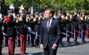 Le président Emmanuel Macron pass en revue les troupes durant la cérémonie marquant le 73e anniversaire de la fin de la Seconde guerre mondiale le mardi 8 mai à Paris.