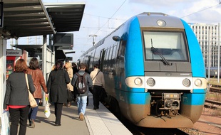 NANTES, le 17/10/2013 Un TER en gare