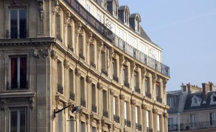 Le marché français de l'immobilier de luxe voit affluer nombre de nouveaux biens dont les riches propriétaires veulent se défaire avant de partir à l'étranger pour échapper au durcissement de la fiscalité en France.
