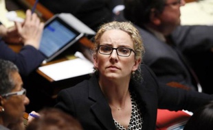 La ministre de l'Ecologie et de l'Energie Delphine Batho a signé lundi quatre nouveaux permis de recherche dans le Bas-Rhin, en Alsace, pour des sites de géothermie à haute température, une énergie que le gouvernement souhaite développer, a-t-elle annoncé.