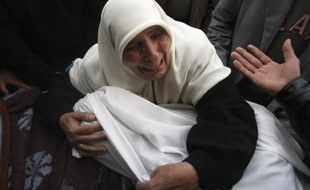 Des secouristes ont récupéré vendredi 23 corps sous les décombres dans un quartier de Gaza dévasté la veille par des violents combats entre l'armée israélienne et des combattants palestiniens, ont indiqué des sources médicales palestiniennes.