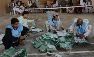 Des officiels afghans comptent les bulletins de vote à Kandahar le 5 avril 2014