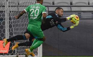 Anthony Lopes, ici en pleine intervention face à Denis Bouanga lors du dernier derby au Parc OL. JEAN-PHILIPPE KSIAZEK