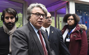 Gilbert Collard lors de son arrivée à la soirée électorale du Front national au bois de Vincennes à Paris, pour le second tour de l'élection présidentielle, le 7 mai 2017.
