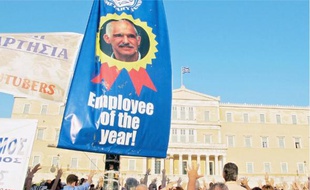La manifestation devant le Parlement grec, mardi à Athènes, a fini par dégénérer dans la nuit.